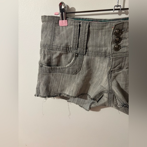 YNQ Women's Distressed Gray Jean Shorts Skull & Crossbones Size 7 - Picture 4 of 8